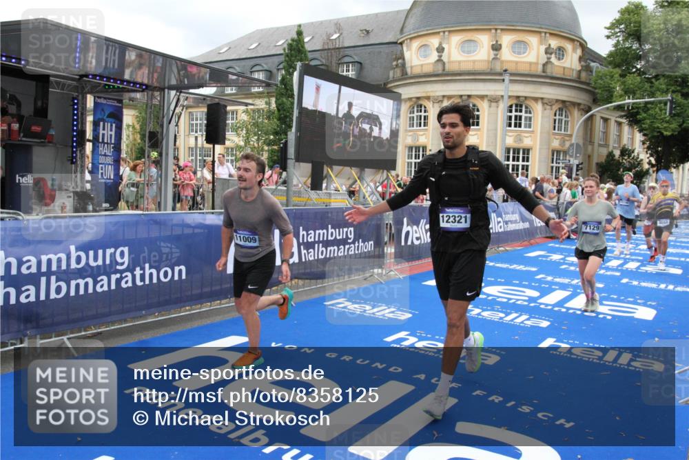29.06.2025 - hella hamburg halbmarathon Michael Strokosch http://msf.ph/oto/8358125 29.06.2025 10:54:32 Ziel 2474, 3426, 3794, 4635, 4868, 7129, 8798, 11009, 11797, 11799, 12321, 12362, 12607, 15146, 16327, 19067 meine-sportfotos.de