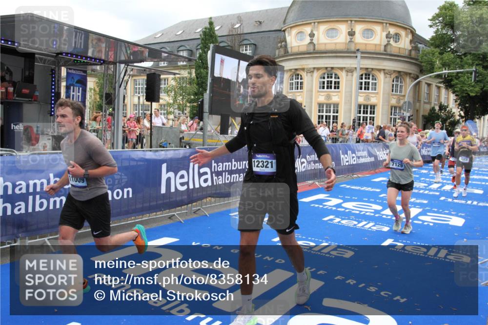 29.06.2025 - hella hamburg halbmarathon Michael Strokosch http://msf.ph/oto/8358134 29.06.2025 10:54:32 Ziel 2474, 3426, 3794, 4635, 4868, 7129, 8798, 11009, 11797, 11799, 12321, 12362, 12607, 15146, 16327, 19067 meine-sportfotos.de