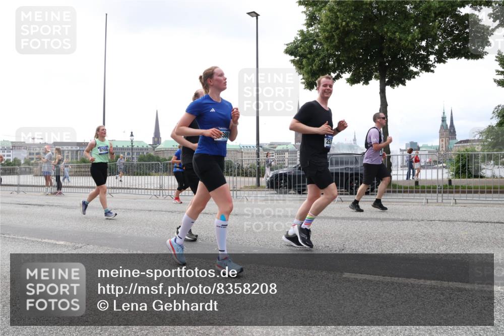 29.06.2025 - hella hamburg halbmarathon Lena Gebhardt http://msf.ph/oto/8358208 29.06.2025 10:39:06 Lombardsbrücke 388, 253, 9708, 56, 1232, 1390, 1451, 1760, 1856, 1883, 2092, 2524, 2534, 2571, 2574, 2693, 2843, 2893, 2998, 3275, 3307, 3323, 3726, 3727, 3745, 3927, 4028, 4257, 4259, 4260, 4316, 4320, 4410, 4523, 4603, 4659, 4882, 4964, 5913, 6062, 6112, 6342, 6343, 6611, 6875, 7263, 7341, 7501, 7506, 7524, 7589, 7815, 7849, 8203, 8243, 8367, 8457, 8783, 9393, 9420, 9446, 9708, 9974, 9977, 10001, 10072, 10315, 10516, 10554, 13060 meine-sportfotos.de