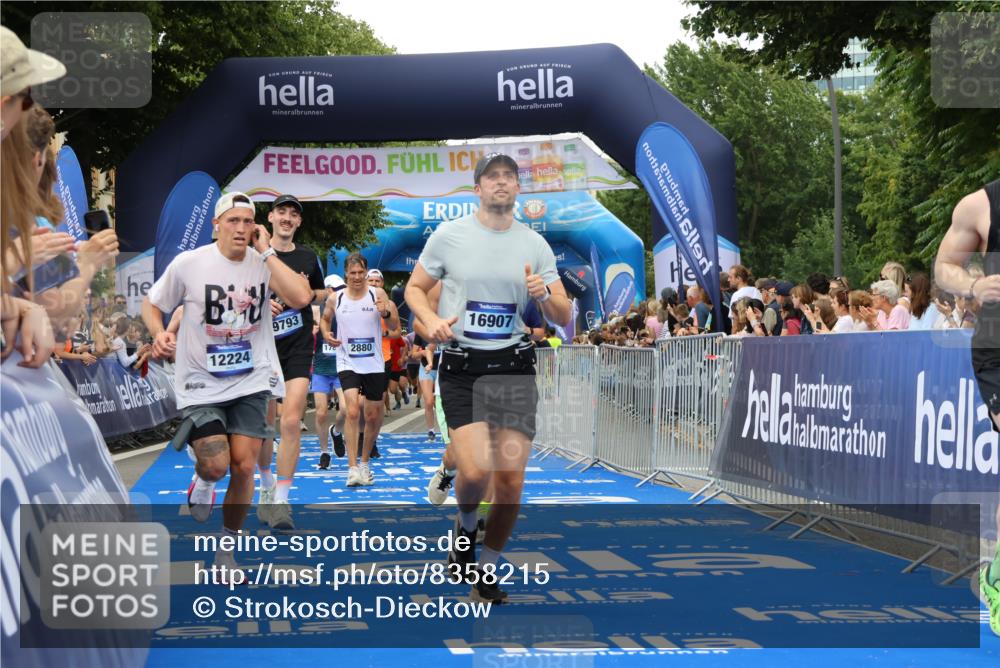 29.06.2025 - hella hamburg halbmarathon Strokosch-Dieckow http://msf.ph/oto/8358215 29.06.2025 10:51:47 Ziel 2396, 2818, 2823, 2880, 4297, 5102, 6286, 7224, 8710, 8819, 8856, 9793, 9959, 12224, 13799, 15427, 15496, 15690, 15727, 15831, 15899, 16907, 17682, 17815, 17962, 19053, 19137 meine-sportfotos.de