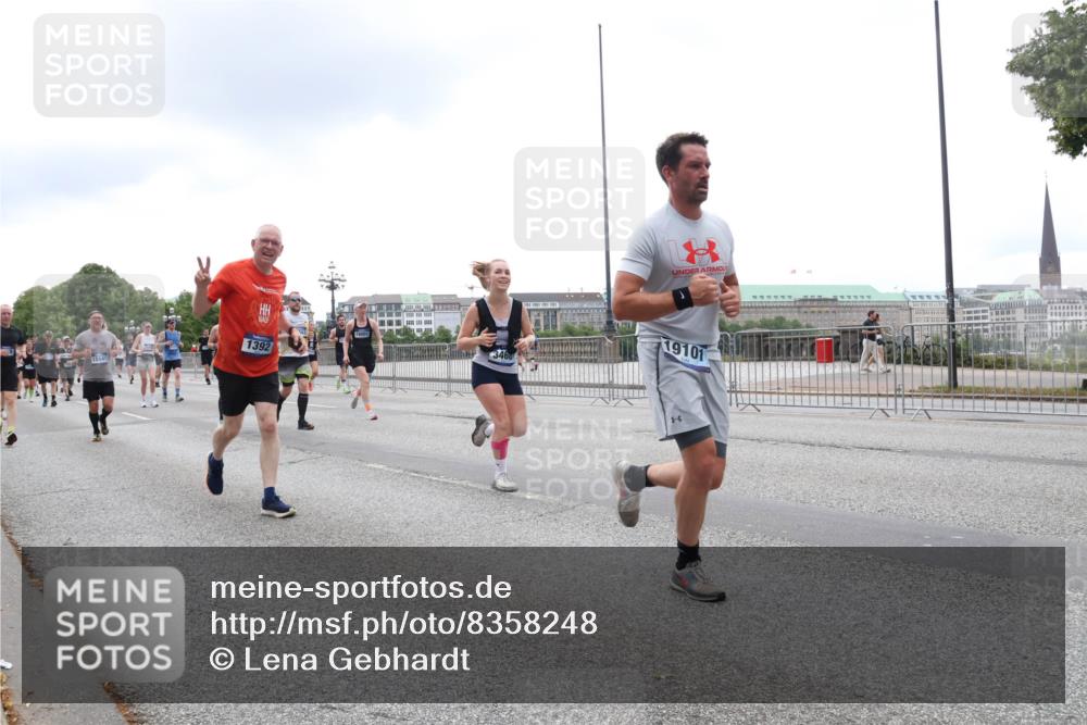 29.06.2025 - hella hamburg halbmarathon Lena Gebhardt http://msf.ph/oto/8358248 29.06.2025 10:48:09 Lombardsbrücke 1392, 15641, 19101, 1157, 1174, 1175, 1246, 1392, 1618, 1639, 1645, 1701, 1926, 2037, 2163, 2195, 2197, 2418, 2475, 2491, 2545, 2627, 2650, 2704, 2756, 2790, 2909, 2958, 3049, 3320, 3468, 3504, 3679, 3933, 4327, 4588, 4856, 5585, 5781, 5886, 5952, 6143, 7240, 7393, 7394, 7427, 7532, 7916, 8077, 8310, 8521, 8774, 8948, 9356, 9696, 9697, 9775, 9921, 10145, 10658, 10777, 10794, 11548, 11742, 11781, 11909, 12431 meine-sportfotos.de