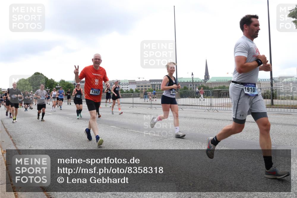 29.06.2025 - hella hamburg halbmarathon Lena Gebhardt http://msf.ph/oto/8358318 29.06.2025 10:48:09 Lombardsbrücke 17565, 15541, 1392, 34, 1910, 1157, 1174, 1175, 1246, 1392, 1618, 1639, 1645, 1701, 1926, 2037, 2163, 2195, 2197, 2418, 2475, 2491, 2545, 2627, 2650, 2704, 2756, 2790, 2909, 2958, 3049, 3320, 3468, 3504, 3679, 3933, 4327, 4588, 4856, 5585, 5781, 5886, 5952, 6143, 7240, 7393, 7394, 7427, 7532, 7916, 8077, 8310, 8521, 8774, 8948, 9356, 9696, 9697, 9775, 9921, 10145, 10658, 10777, 10794, 11548, 11742, 11781, 11909, 12431 meine-sportfotos.de