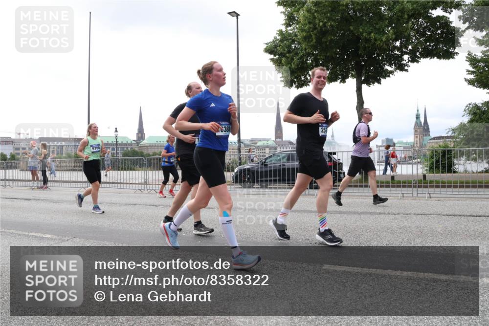29.06.2025 - hella hamburg halbmarathon Lena Gebhardt http://msf.ph/oto/8358322 29.06.2025 10:39:06 Lombardsbrücke 9708, 18, 6388, 253, 56, 1232, 1390, 1451, 1760, 1856, 1883, 2092, 2524, 2534, 2571, 2574, 2693, 2843, 2893, 2998, 3275, 3307, 3323, 3726, 3727, 3745, 3927, 4028, 4257, 4259, 4260, 4316, 4320, 4410, 4523, 4603, 4659, 4882, 4964, 5913, 6062, 6112, 6342, 6343, 6611, 6875, 7263, 7341, 7501, 7506, 7524, 7589, 7815, 7849, 8203, 8243, 8367, 8457, 8783, 9393, 9420, 9446, 9708, 9974, 9977, 10001, 10072, 10315, 10516, 10554, 13060 meine-sportfotos.de
