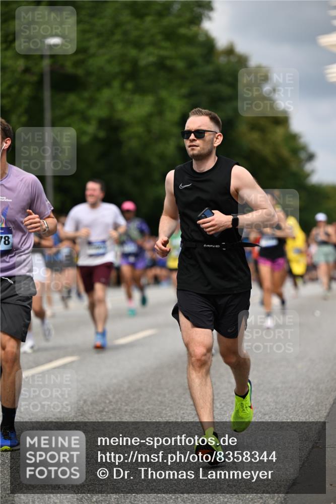 29.06.2025 - hella hamburg halbmarathon Dr. Thomas Lammeyer http://msf.ph/oto/8358344 29.06.2025 10:41:14 Kennedybrücke 56, 1022, 1118, 1253, 1488, 1490, 1597, 1948, 1952, 2072, 2552, 2811, 3165, 3230, 3398, 3428, 3714, 3873, 3895, 4733, 5224, 5560, 5786, 5789, 6359, 6804, 7202, 7235, 7707, 7773, 7823, 8257, 8258, 8315, 8936, 8937, 9918, 10024, 10112, 10123, 10762, 10862, 10931 meine-sportfotos.de