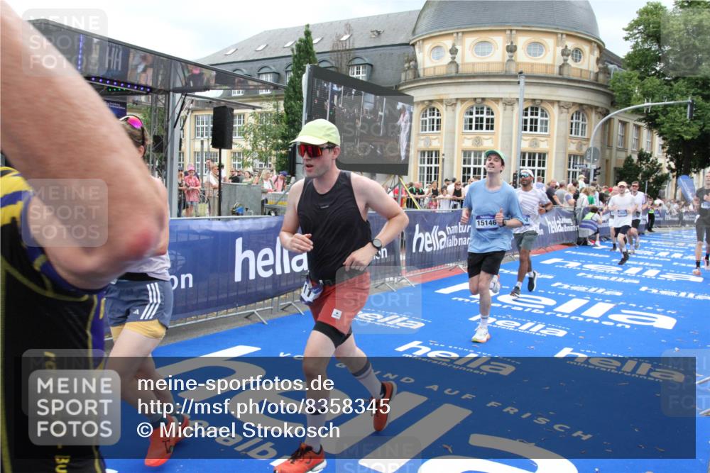 29.06.2025 - hella hamburg halbmarathon Michael Strokosch http://msf.ph/oto/8358345 29.06.2025 10:54:35 Ziel 2474, 3794, 4868, 5259, 7129, 8798, 10040, 10368, 10376, 11797, 11799, 12607, 15146 meine-sportfotos.de