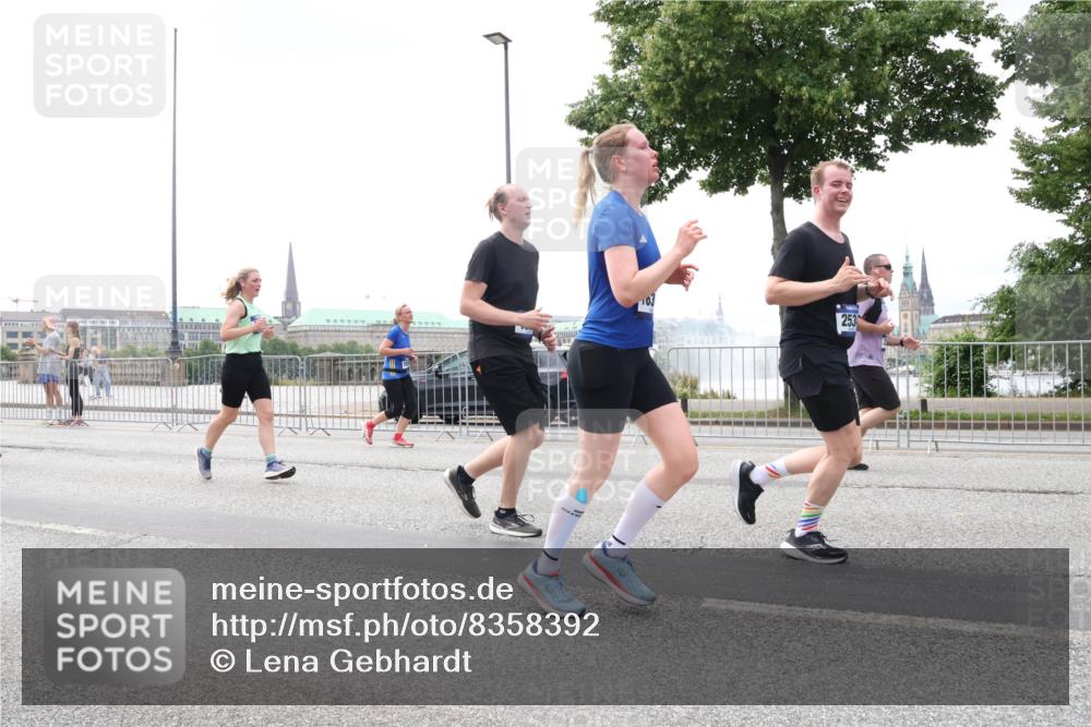 29.06.2025 - hella hamburg halbmarathon Lena Gebhardt http://msf.ph/oto/8358392 29.06.2025 10:39:06 Lombardsbrücke 56, 1232, 1390, 1451, 1760, 1856, 1883, 2092, 2524, 2534, 2571, 2574, 2693, 2843, 2893, 2998, 3275, 3307, 3323, 3726, 3727, 3745, 3927, 4028, 4257, 4259, 4260, 4316, 4320, 4410, 4523, 4603, 4659, 4882, 4964, 5913, 6062, 6112, 6342, 6343, 6611, 6875, 7263, 7341, 7501, 7506, 7524, 7589, 7815, 7849, 8203, 8243, 8367, 8457, 8783, 9393, 9420, 9446, 9708, 9974, 9977, 10001, 10072, 10315, 10516, 10554, 13060 meine-sportfotos.de