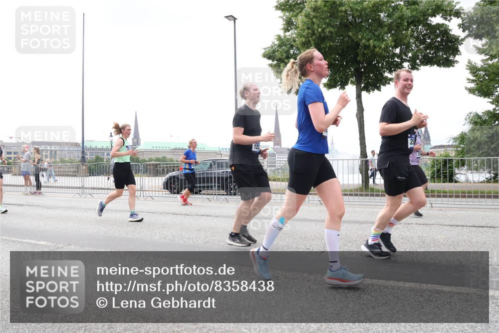 29.06.2025 - hella hamburg halbmarathon Lena Gebhardt http://msf.ph/oto/8358438 29.06.2025 10:39:06 Lombardsbrücke 25, 123, 56, 1232, 1390, 1451, 1760, 1856, 1883, 2092, 2524, 2534, 2571, 2574, 2693, 2843, 2893, 2998, 3275, 3307, 3323, 3726, 3727, 3745, 3927, 4028, 4257, 4259, 4260, 4316, 4320, 4410, 4523, 4603, 4659, 4882, 4964, 5913, 6062, 6112, 6342, 6343, 6611, 6875, 7263, 7341, 7501, 7506, 7524, 7589, 7815, 7849, 8203, 8243, 8367, 8457, 8783, 9393, 9420, 9446, 9708, 9974, 9977, 10001, 10072, 10315, 10516, 10554, 13060 meine-sportfotos.de