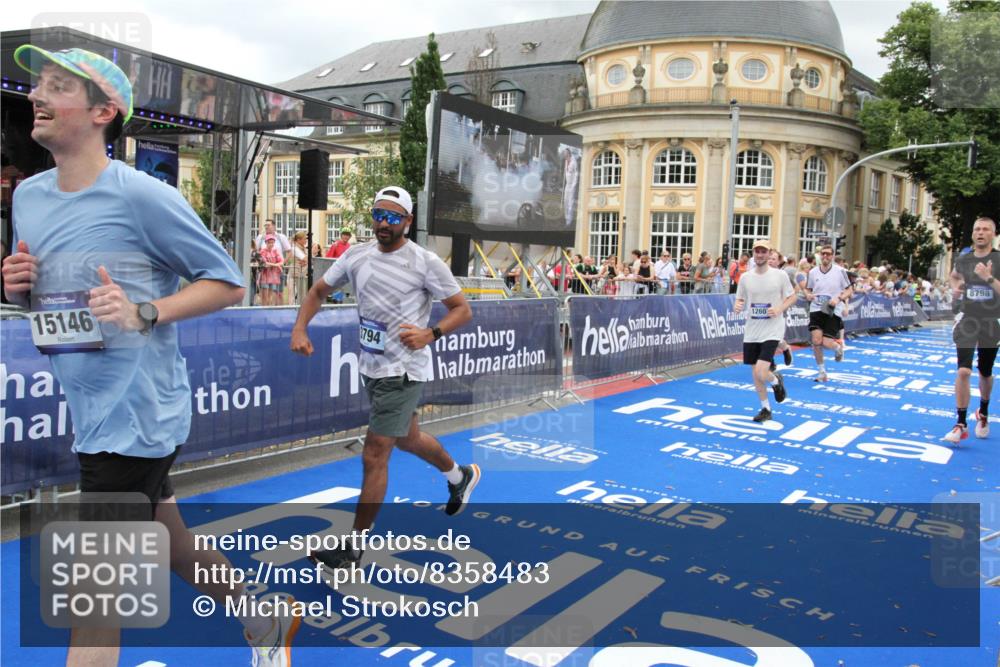 29.06.2025 - hella hamburg halbmarathon Michael Strokosch http://msf.ph/oto/8358483 29.06.2025 10:54:36 Ziel 2474, 3794, 4868, 5259, 8798, 9012, 10040, 10368, 10376, 11797, 11799, 12607, 15146 meine-sportfotos.de