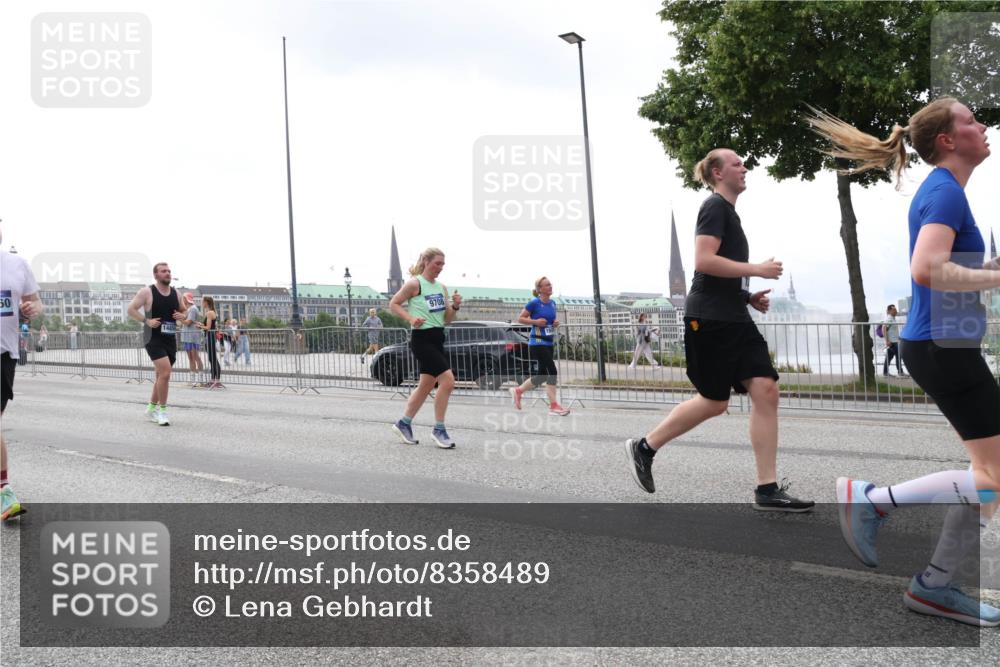 29.06.2025 - hella hamburg halbmarathon Lena Gebhardt http://msf.ph/oto/8358489 29.06.2025 10:39:06 Lombardsbrücke 50, 9708, 56, 1232, 1390, 1451, 1760, 1856, 1883, 2092, 2524, 2534, 2571, 2574, 2693, 2843, 2893, 2998, 3275, 3307, 3323, 3726, 3727, 3745, 3927, 4028, 4257, 4259, 4260, 4316, 4320, 4410, 4523, 4603, 4659, 4882, 4964, 5913, 6062, 6112, 6342, 6343, 6611, 6875, 7263, 7341, 7501, 7506, 7524, 7589, 7815, 7849, 8203, 8243, 8367, 8457, 8783, 9393, 9420, 9446, 9708, 9974, 9977, 10001, 10072, 10315, 10516, 10554, 13060 meine-sportfotos.de