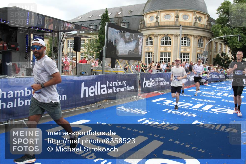 29.06.2025 - hella hamburg halbmarathon Michael Strokosch http://msf.ph/oto/8358523 29.06.2025 10:54:37 Ziel 2474, 3794, 5259, 8798, 9012, 10040, 10368, 10376, 11797, 11799, 12607, 15146 meine-sportfotos.de