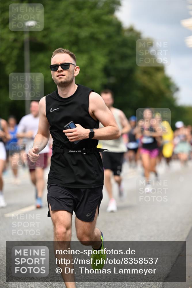 29.06.2025 - hella hamburg halbmarathon Dr. Thomas Lammeyer http://msf.ph/oto/8358537 29.06.2025 10:41:15 Kennedybrücke 56, 1022, 1118, 1253, 1488, 1490, 1597, 1948, 1952, 2072, 2552, 2811, 3165, 3230, 3398, 3428, 3714, 3873, 3895, 4733, 5224, 5560, 5786, 5789, 6804, 7202, 7235, 7707, 7773, 7823, 8257, 8258, 8315, 8936, 8937, 9055, 9918, 10024, 10112, 10123, 10762, 10862, 10931 meine-sportfotos.de