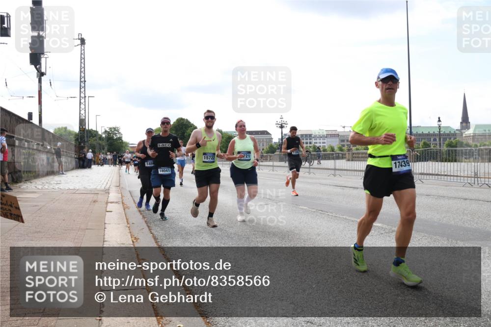 29.06.2025 - hella hamburg halbmarathon Lena Gebhardt http://msf.ph/oto/8358566 29.06.2025 10:14:02 Lombardsbrücke 148, 18041, 194, 15722, 17439, 1131, 1194, 1480, 1890, 2055, 2359, 2721, 2904, 2987, 3939, 4001, 4032, 4795, 4962, 5232, 5631, 5719, 6026, 6089, 6287, 6710, 6717, 7442, 7462, 7913, 7991, 8001, 8057, 8409, 8673, 8892, 9128, 9631, 9845, 9886, 10442, 10443, 10977, 11441, 11987, 12313, 12797, 12928, 12929, 12938, 13285, 13788, 15085, 15482, 15663, 15721, 15722, 15840, 16491, 17439, 17472, 17985, 18041, 18231, 18236, 18239 meine-sportfotos.de