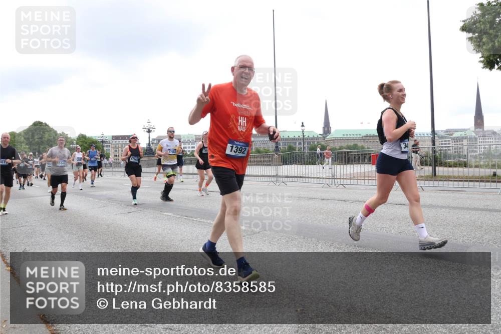 29.06.2025 - hella hamburg halbmarathon Lena Gebhardt http://msf.ph/oto/8358585 29.06.2025 10:48:10 Lombardsbrücke 367, 15541, 17562, 17563, 1392, 34, 1157, 1174, 1175, 1246, 1392, 1618, 1639, 1645, 1701, 1926, 2037, 2163, 2195, 2197, 2418, 2475, 2491, 2545, 2627, 2650, 2756, 2790, 2909, 2958, 3049, 3320, 3468, 3504, 3661, 3679, 3933, 4327, 4588, 4856, 5585, 5781, 5886, 5952, 6143, 7240, 7393, 7394, 7427, 7532, 7916, 8077, 8310, 8461, 8521, 8774, 8948, 9356, 9696, 9697, 9775, 9921, 10145, 10658, 10777, 10794, 11548, 11742, 11781, 11909, 12431 meine-sportfotos.de