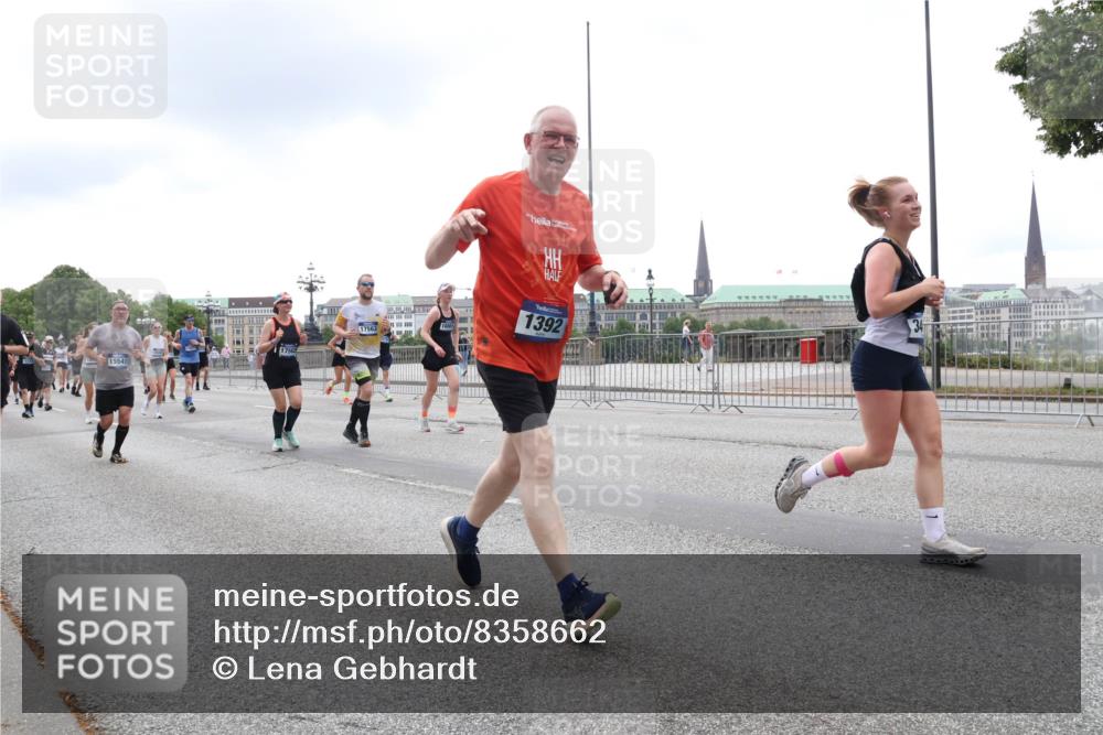 29.06.2025 - hella hamburg halbmarathon Lena Gebhardt http://msf.ph/oto/8358662 29.06.2025 10:48:10 Lombardsbrücke 15541, 17563, 18001, 1392, 1157, 1174, 1175, 1246, 1392, 1618, 1639, 1645, 1701, 1926, 2037, 2163, 2195, 2197, 2418, 2475, 2491, 2545, 2627, 2650, 2756, 2790, 2909, 2958, 3049, 3320, 3468, 3504, 3661, 3679, 3933, 4327, 4588, 4856, 5585, 5781, 5886, 5952, 6143, 7240, 7393, 7394, 7427, 7532, 7916, 8077, 8310, 8461, 8521, 8774, 8948, 9356, 9696, 9697, 9775, 9921, 10145, 10658, 10777, 10794, 11548, 11742, 11781, 11909, 12431 meine-sportfotos.de