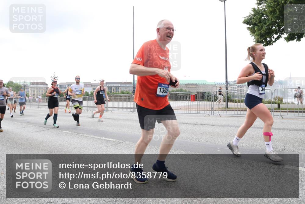 29.06.2025 - hella hamburg halbmarathon Lena Gebhardt http://msf.ph/oto/8358779 29.06.2025 10:48:10 Lombardsbrücke 541, 17563, 1392, 34, 1157, 1174, 1175, 1246, 1392, 1618, 1639, 1645, 1701, 1926, 2037, 2163, 2195, 2197, 2418, 2475, 2491, 2545, 2627, 2650, 2756, 2790, 2909, 2958, 3049, 3320, 3468, 3504, 3661, 3679, 3933, 4327, 4588, 4856, 5585, 5781, 5886, 5952, 6143, 7240, 7393, 7394, 7427, 7532, 7916, 8077, 8310, 8461, 8521, 8774, 8948, 9356, 9696, 9697, 9775, 9921, 10145, 10658, 10777, 10794, 11548, 11742, 11781, 11909, 12431 meine-sportfotos.de