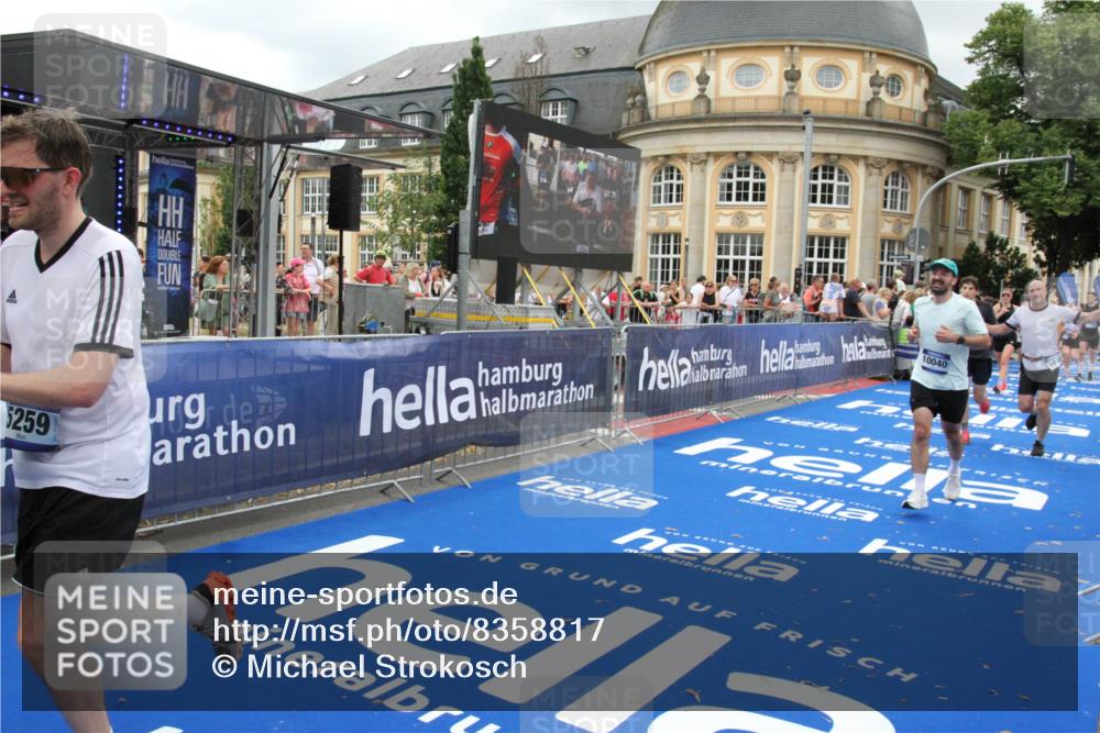 29.06.2025 - hella hamburg halbmarathon Michael Strokosch http://msf.ph/oto/8358817 29.06.2025 10:54:40 Ziel 1125, 2474, 3310, 5259, 7478, 8798, 9012, 10040, 10368, 10376, 12489, 12607, 15389, 15584, 17765, 19000 meine-sportfotos.de