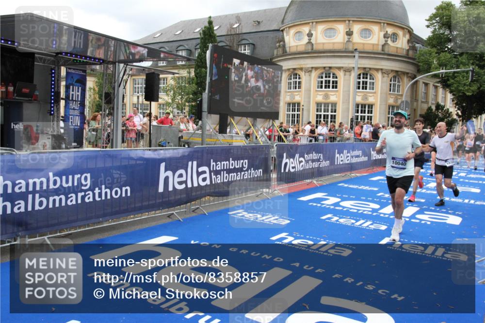 29.06.2025 - hella hamburg halbmarathon Michael Strokosch http://msf.ph/oto/8358857 29.06.2025 10:54:40 Ziel 1125, 2474, 3310, 5259, 7478, 8798, 9012, 10040, 10368, 10376, 12489, 12607, 15389, 15584, 17765, 19000 meine-sportfotos.de