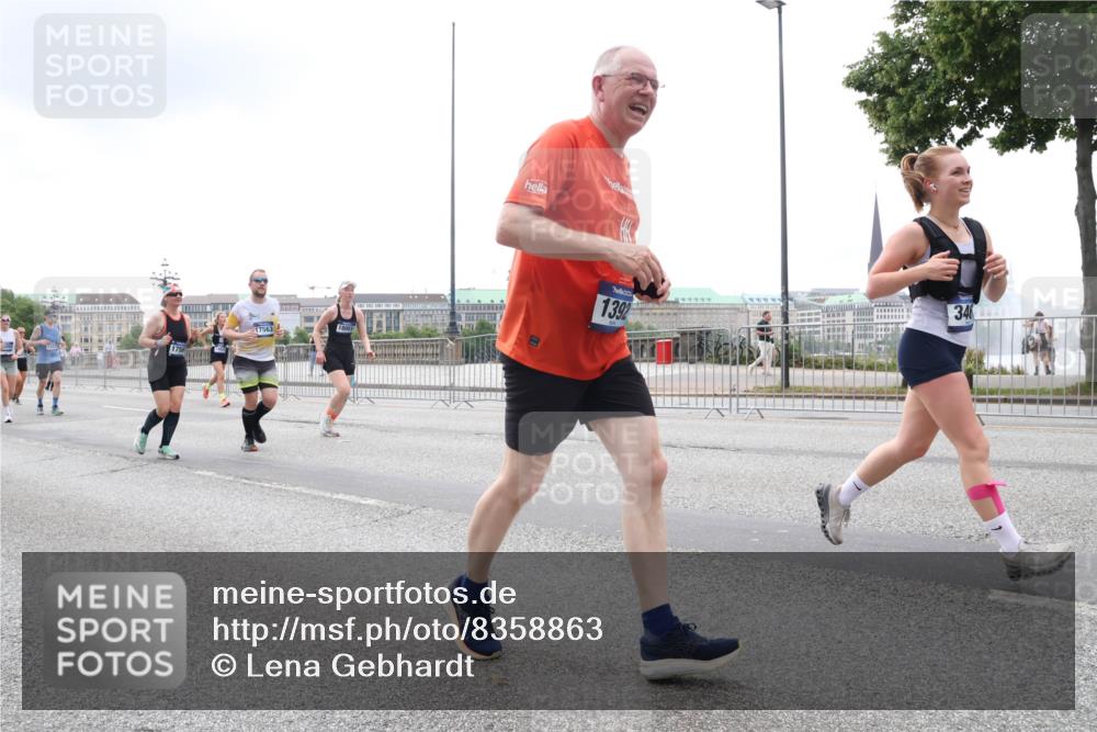 29.06.2025 - hella hamburg halbmarathon Lena Gebhardt http://msf.ph/oto/8358863 29.06.2025 10:48:11 Lombardsbrücke 17563, 18001, 1392, 346, 1157, 1174, 1175, 1246, 1392, 1618, 1639, 1645, 1701, 1926, 2037, 2163, 2195, 2197, 2418, 2475, 2491, 2545, 2627, 2650, 2756, 2790, 2909, 2958, 3049, 3320, 3468, 3504, 3661, 3679, 3933, 4327, 4588, 4856, 5585, 5781, 5886, 5952, 6143, 7240, 7393, 7394, 7427, 7532, 7916, 8077, 8310, 8461, 8521, 8774, 8948, 9356, 9696, 9697, 9775, 9921, 10145, 10658, 10777, 10794, 11548, 11742, 11781, 11909 meine-sportfotos.de
