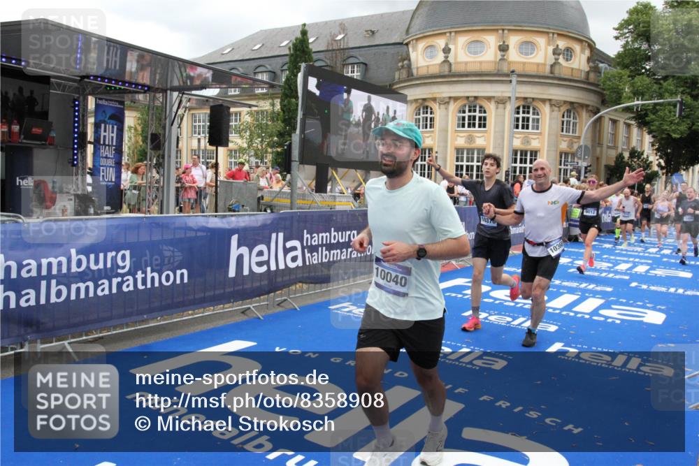 29.06.2025 - hella hamburg halbmarathon Michael Strokosch http://msf.ph/oto/8358908 29.06.2025 10:54:41 Ziel 1125, 1496, 2474, 3310, 5259, 7478, 9012, 10040, 10368, 10376, 12489, 15389, 15584, 17765, 19000 meine-sportfotos.de