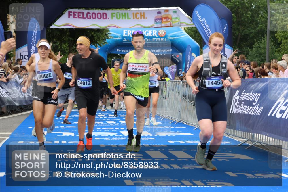 29.06.2025 - hella hamburg halbmarathon Strokosch-Dieckow http://msf.ph/oto/8358933 29.06.2025 10:51:39 Ziel 2396, 5008, 6286, 7224, 8710, 8819, 10691, 12224, 13327, 14012, 14458, 15496, 15727, 15831, 15899, 17682, 19007, 19020, 19053 meine-sportfotos.de
