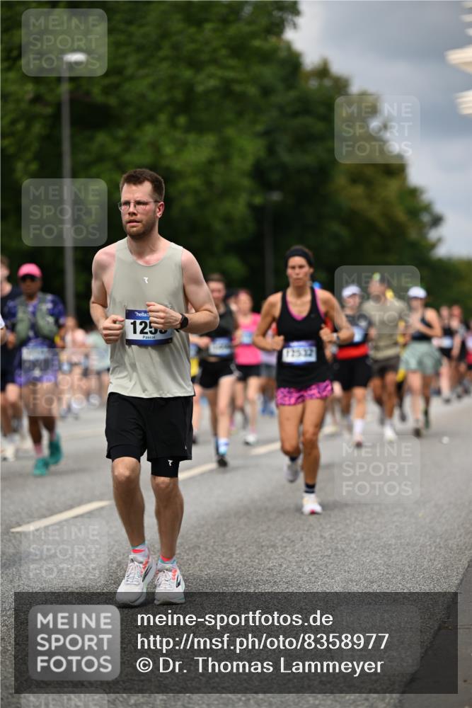 29.06.2025 - hella hamburg halbmarathon Dr. Thomas Lammeyer http://msf.ph/oto/8358977 29.06.2025 10:41:17 Kennedybrücke 56, 1022, 1118, 1253, 1488, 1490, 1597, 1948, 1952, 2072, 2552, 2811, 3165, 3230, 3398, 3428, 3714, 3873, 4733, 5224, 5560, 5786, 5789, 6804, 7202, 7235, 7707, 7773, 7823, 8257, 8258, 8315, 8936, 8937, 9054, 9055, 9918, 10024, 10112, 10762, 10798, 10862, 10931 meine-sportfotos.de