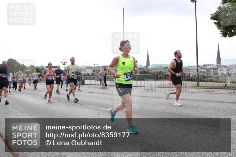 29.06.2025 - hella hamburg halbmarathon Lena Gebhardt http://msf.ph/oto/8359177 29.06.2025 10:39:08 Lombardsbrücke 56, 1232, 1390, 1451, 1760, 1856, 1883, 2092, 2524, 2534, 2571, 2574, 2693, 2843, 2893, 2998, 3275, 3307, 3353, 3727, 3745, 3927, 4257, 4259, 4260, 4320, 4410, 4523, 4603, 4659, 4855, 4882, 4964, 5913, 6062, 6112, 6342, 6343, 6611, 7263, 7341, 7501, 7506, 7524, 7589, 7815, 7849, 8203, 8243, 8367, 8457, 8783, 9393, 9420, 9446, 9708, 9974, 9977, 10001, 10072, 10315, 10516, 10554, 13060 meine-sportfotos.de
