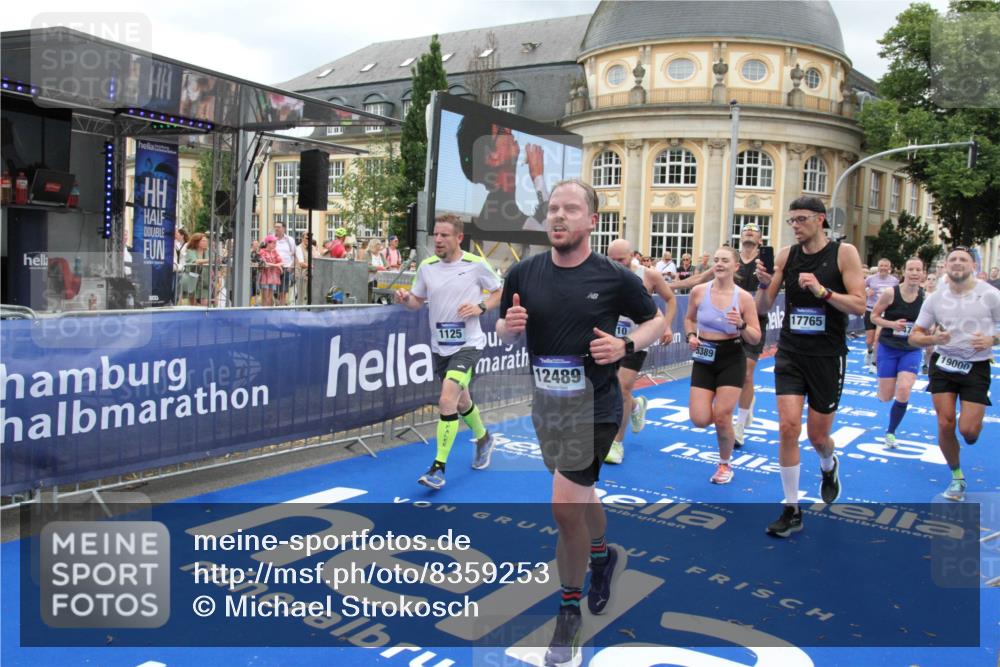 29.06.2025 - hella hamburg halbmarathon Michael Strokosch http://msf.ph/oto/8359253 29.06.2025 10:54:45 Ziel 1125, 1496, 2561, 3310, 6587, 7478, 8449, 9012, 9227, 12186, 12489, 13147, 14239, 15389, 15408, 15584, 17231, 17765, 19000 meine-sportfotos.de
