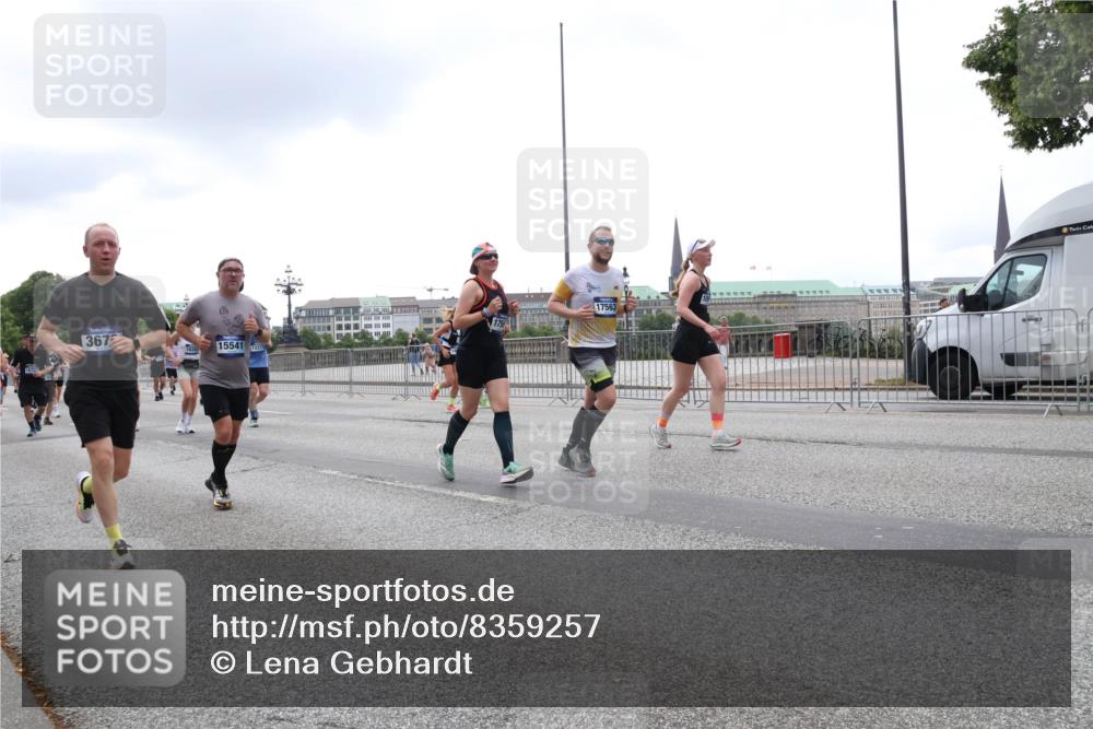 29.06.2025 - hella hamburg halbmarathon Lena Gebhardt http://msf.ph/oto/8359257 29.06.2025 10:48:12 Lombardsbrücke 367, 15541, 17563, 1157, 1174, 1175, 1246, 1392, 1618, 1639, 1645, 1701, 1926, 2037, 2163, 2195, 2197, 2418, 2475, 2491, 2545, 2627, 2650, 2756, 2909, 2958, 3049, 3224, 3320, 3468, 3504, 3661, 3679, 3933, 4327, 4588, 4856, 5585, 5781, 5886, 5952, 6143, 7240, 7393, 7394, 7427, 7532, 7916, 8077, 8310, 8461, 8521, 8774, 8948, 9356, 9696, 9697, 9775, 9921, 10145, 10658, 10777, 10794, 11548, 11742, 11781, 11909 meine-sportfotos.de