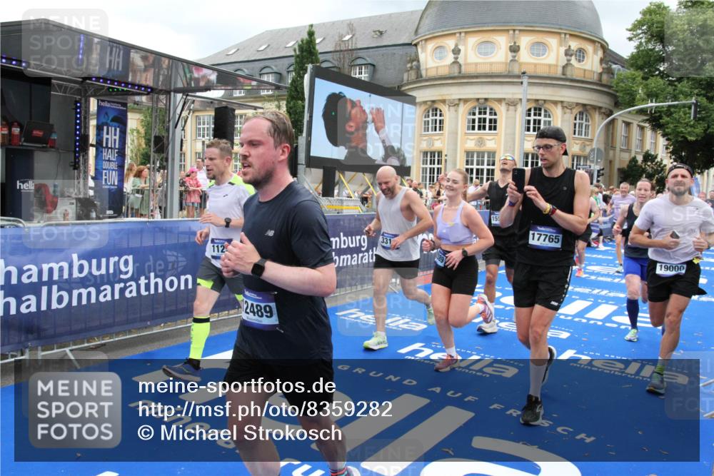 29.06.2025 - hella hamburg halbmarathon Michael Strokosch http://msf.ph/oto/8359282 29.06.2025 10:54:46 Ziel 1125, 1496, 2029, 2561, 3310, 6587, 7478, 8449, 9227, 10044, 12186, 12489, 13147, 14239, 15389, 15408, 15584, 17231, 17765, 19000 meine-sportfotos.de