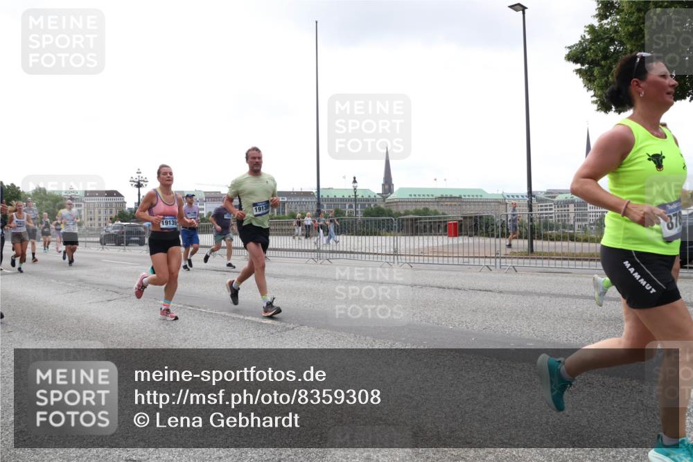 29.06.2025 - hella hamburg halbmarathon Lena Gebhardt http://msf.ph/oto/8359308 29.06.2025 10:39:09 Lombardsbrücke 56, 1232, 1390, 1451, 1760, 1856, 1883, 2092, 2524, 2534, 2571, 2574, 2693, 2843, 2893, 2998, 3275, 3307, 3353, 3727, 3745, 3927, 4257, 4320, 4410, 4523, 4603, 4659, 4855, 4882, 4964, 6062, 6112, 6342, 6343, 6611, 6748, 7263, 7341, 7501, 7506, 7524, 7589, 7684, 7815, 7849, 8203, 8243, 8367, 8457, 8783, 9393, 9420, 9446, 9708, 9974, 9977, 10001, 10072, 10315, 10512, 10516, 10554, 13060 meine-sportfotos.de