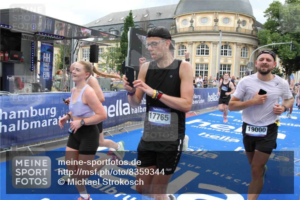 29.06.2025 - hella hamburg halbmarathon Michael Strokosch http://msf.ph/oto/8359344 29.06.2025 10:54:46 Ziel 1125, 1496, 2029, 2561, 3310, 6587, 7478, 8449, 9227, 10044, 12186, 12489, 13147, 14239, 15389, 15408, 15584, 17231, 17765, 19000 meine-sportfotos.de