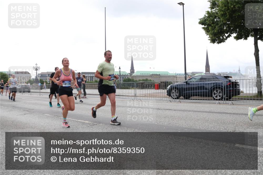 29.06.2025 - hella hamburg halbmarathon Lena Gebhardt http://msf.ph/oto/8359350 29.06.2025 10:39:09 Lombardsbrücke 19139, 13923, 56, 1232, 1390, 1451, 1760, 1856, 1883, 2092, 2524, 2534, 2571, 2574, 2693, 2843, 2893, 2998, 3275, 3307, 3353, 3727, 3745, 3927, 4257, 4320, 4410, 4523, 4603, 4659, 4855, 4882, 4964, 6062, 6112, 6342, 6343, 6611, 6748, 7263, 7341, 7501, 7506, 7524, 7589, 7684, 7815, 7849, 8203, 8243, 8367, 8457, 8783, 9393, 9420, 9446, 9708, 9974, 9977, 10001, 10072, 10315, 10512, 10516, 10554, 13060 meine-sportfotos.de