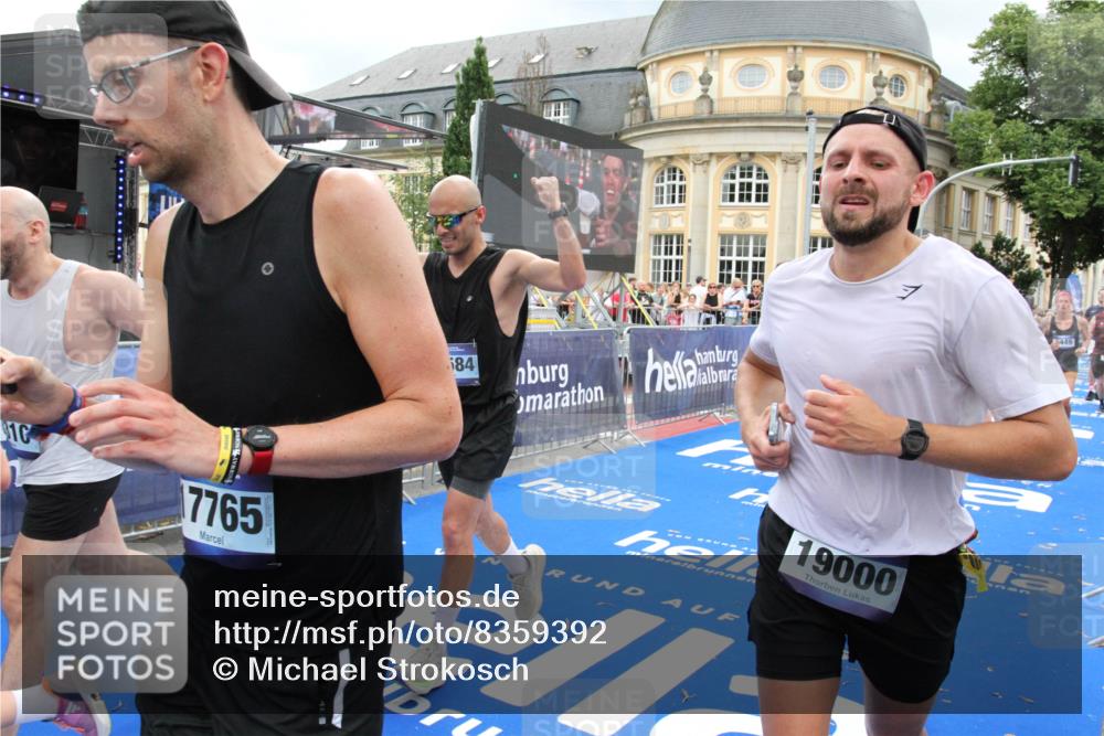 29.06.2025 - hella hamburg halbmarathon Michael Strokosch http://msf.ph/oto/8359392 29.06.2025 10:54:47 Ziel 1125, 1496, 2029, 2561, 3310, 4231, 6587, 7478, 8449, 9227, 10044, 12186, 12489, 13147, 14239, 15389, 15408, 15584, 17231, 17765, 19000 meine-sportfotos.de