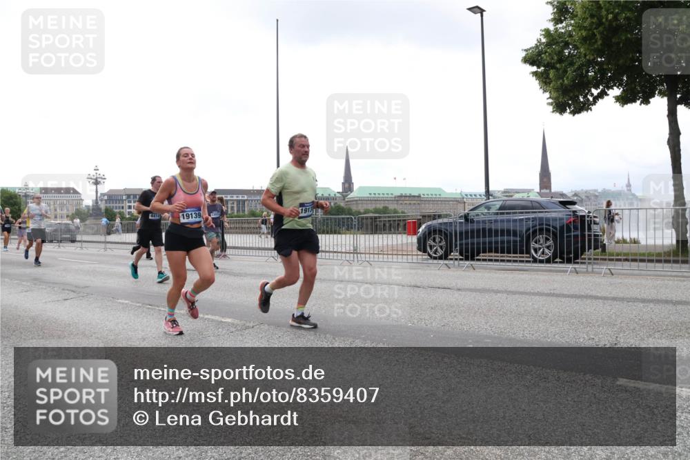 29.06.2025 - hella hamburg halbmarathon Lena Gebhardt http://msf.ph/oto/8359407 29.06.2025 10:39:09 Lombardsbrücke 4410, 19139, 13923, 1913, 56, 1232, 1390, 1451, 1760, 1856, 1883, 2092, 2524, 2534, 2571, 2574, 2693, 2843, 2893, 2998, 3275, 3307, 3353, 3727, 3745, 3927, 4257, 4320, 4410, 4523, 4603, 4659, 4855, 4882, 4964, 6062, 6112, 6342, 6343, 6611, 6748, 7263, 7341, 7501, 7506, 7524, 7589, 7684, 7815, 7849, 8203, 8243, 8367, 8457, 8783, 9393, 9420, 9446, 9708, 9974, 9977, 10001, 10072, 10315, 10512, 10516, 10554, 13060 meine-sportfotos.de