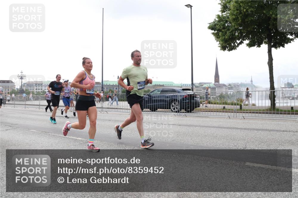 29.06.2025 - hella hamburg halbmarathon Lena Gebhardt http://msf.ph/oto/8359452 29.06.2025 10:39:09 Lombardsbrücke 4410, 13922, 1913, 56, 1232, 1390, 1451, 1760, 1856, 1883, 2092, 2524, 2534, 2571, 2574, 2693, 2843, 2893, 2998, 3275, 3307, 3353, 3727, 3745, 3927, 4257, 4320, 4410, 4523, 4603, 4659, 4855, 4882, 4964, 6062, 6112, 6342, 6343, 6611, 6748, 7263, 7341, 7501, 7506, 7524, 7589, 7684, 7815, 7849, 8203, 8243, 8367, 8457, 8783, 9393, 9420, 9446, 9708, 9974, 9977, 10001, 10072, 10315, 10512, 10516, 10554, 13060 meine-sportfotos.de