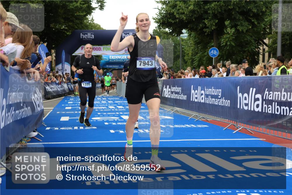 29.06.2025 - hella hamburg halbmarathon Strokosch-Dieckow http://msf.ph/oto/8359552 29.06.2025 10:51:29 Ziel 1335, 2411, 2946, 5008, 5820, 7943, 9214, 9656, 10691, 11422, 13327, 13403, 13792, 15871, 15950, 16357, 17131, 19007 meine-sportfotos.de