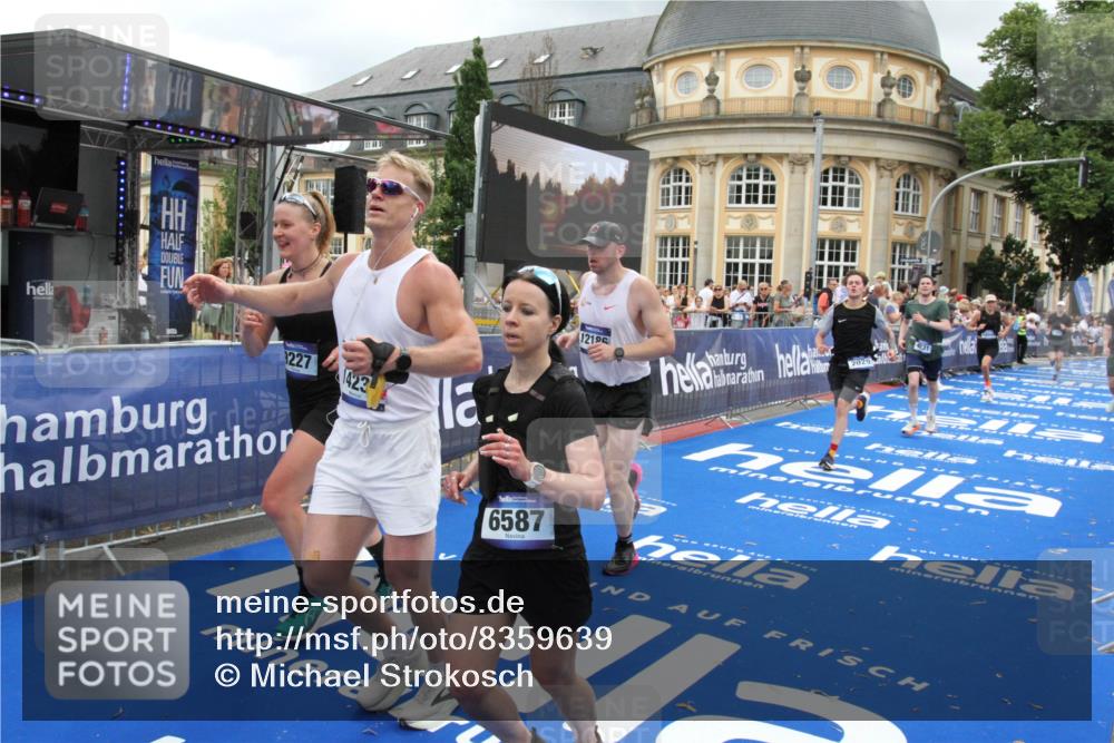 29.06.2025 - hella hamburg halbmarathon Michael Strokosch http://msf.ph/oto/8359639 29.06.2025 10:54:51 Ziel 1506, 2029, 2561, 4231, 6587, 8449, 9227, 10044, 12186, 13147, 14239, 14660, 15408, 17231, 17261 meine-sportfotos.de