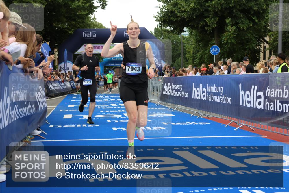 29.06.2025 - hella hamburg halbmarathon Strokosch-Dieckow http://msf.ph/oto/8359642 29.06.2025 10:51:29 Ziel 1335, 2411, 2946, 5008, 5820, 7943, 9214, 9656, 10691, 11422, 13327, 13403, 13792, 15871, 15950, 16357, 17131, 19007 meine-sportfotos.de