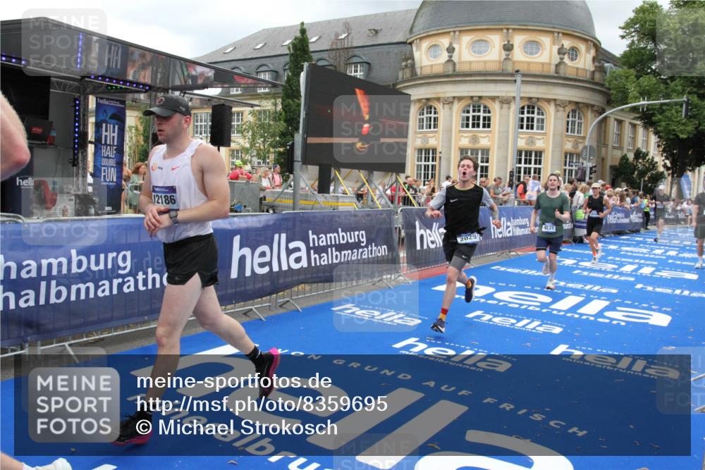 29.06.2025 - hella hamburg halbmarathon Michael Strokosch http://msf.ph/oto/8359695 29.06.2025 10:54:52 Ziel 1506, 2029, 2561, 4231, 6587, 9227, 10044, 12186, 13147, 14660, 17261 meine-sportfotos.de