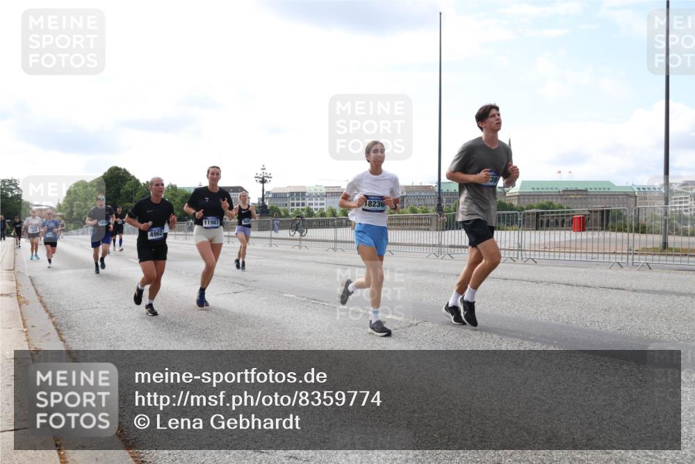 29.06.2025 - hella hamburg halbmarathon Lena Gebhardt http://msf.ph/oto/8359774 29.06.2025 10:14:05 Lombardsbrücke 4962, 11987, 18236, 39, 1131, 1194, 1480, 1890, 2359, 2721, 2904, 2987, 3939, 4001, 4032, 4962, 5232, 5631, 5719, 6026, 6089, 6287, 6710, 7209, 7442, 7462, 7840, 7913, 7991, 8001, 8057, 8409, 8673, 8892, 9128, 9631, 9845, 9886, 10442, 10443, 10977, 11441, 11987, 12313, 12797, 12928, 12929, 12938, 13285, 13788, 14488, 15085, 15482, 15721, 15722, 15840, 16491, 17439, 17472, 17985, 18041, 18236, 18239 meine-sportfotos.de