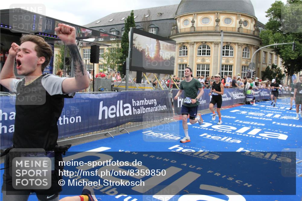 29.06.2025 - hella hamburg halbmarathon Michael Strokosch http://msf.ph/oto/8359850 29.06.2025 10:54:53 Ziel 1506, 2029, 4231, 6587, 9227, 10044, 12186, 14660, 16623, 16868, 17261 meine-sportfotos.de
