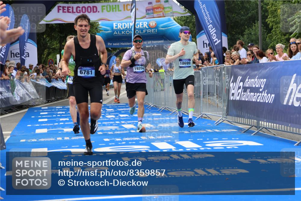 29.06.2025 - hella hamburg halbmarathon Strokosch-Dieckow http://msf.ph/oto/8359857 29.06.2025 10:29:35 Ziel 2021, 2180, 6781, 7186, 8784, 9137, 10790, 16818, 17197, 18422, 18699, 19204 meine-sportfotos.de