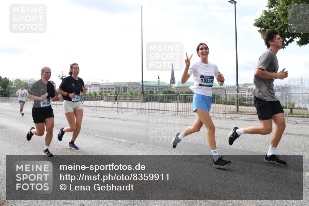 29.06.2025 - hella hamburg halbmarathon Lena Gebhardt http://msf.ph/oto/8359911 29.06.2025 10:14:06 Lombardsbrücke 4032, 4962, 1987, 18236, 1131, 1194, 1480, 1890, 2359, 2721, 2904, 2987, 3939, 4001, 4032, 4962, 5232, 5631, 5719, 6026, 6089, 6287, 6710, 7209, 7442, 7462, 7840, 7913, 7991, 8001, 8057, 8409, 8673, 8892, 9631, 9845, 9886, 10442, 10443, 10977, 11441, 11987, 12313, 12797, 12928, 12929, 12938, 13237, 13285, 13788, 14488, 15085, 15482, 15721, 15722, 15840, 16126, 16491, 17439, 17472, 17985, 18041, 18236, 18239 meine-sportfotos.de