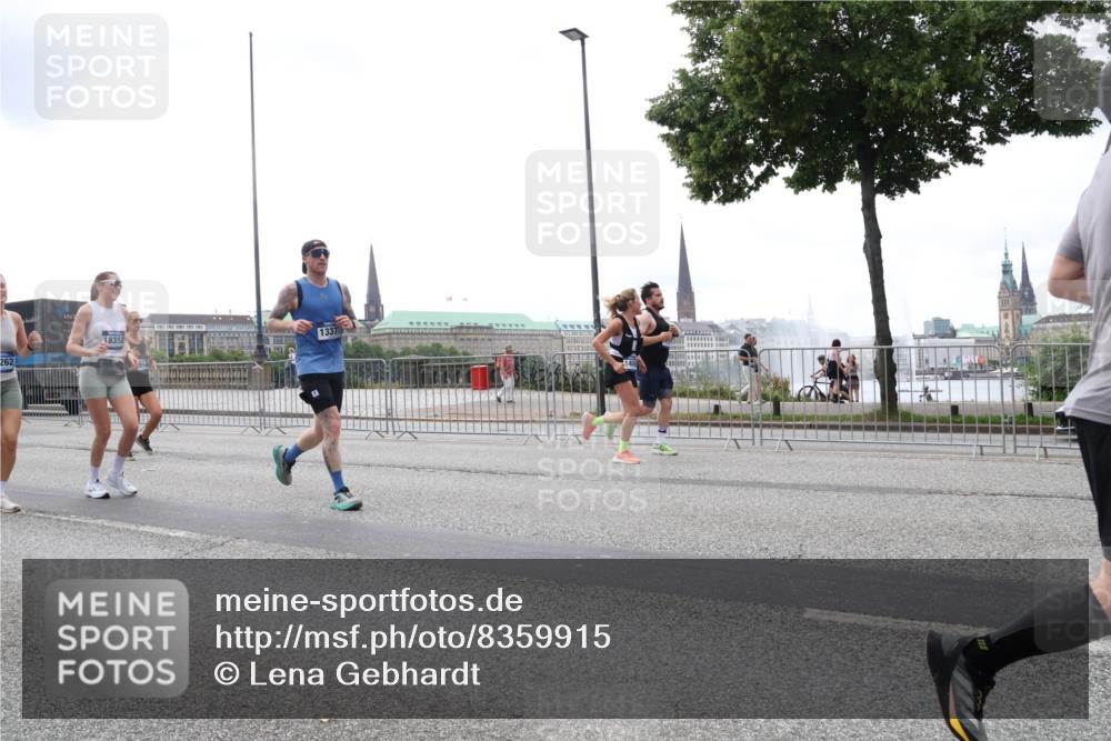29.06.2025 - hella hamburg halbmarathon Lena Gebhardt http://msf.ph/oto/8359915 29.06.2025 10:48:14 Lombardsbrücke 2626, 18352, 13377, 1157, 1174, 1175, 1246, 1392, 1618, 1639, 1645, 1701, 1926, 2037, 2163, 2195, 2197, 2418, 2475, 2491, 2545, 2627, 2650, 2756, 2909, 2958, 3049, 3224, 3320, 3468, 3504, 3661, 3679, 3933, 4327, 4588, 4856, 5585, 5781, 5886, 5952, 6143, 7240, 7393, 7394, 7427, 7532, 7916, 8077, 8310, 8461, 8521, 8774, 8948, 9356, 9696, 9697, 9775, 9921, 10059, 10145, 10658, 10777, 10794, 11548, 11742, 11781, 11909, 15715 meine-sportfotos.de