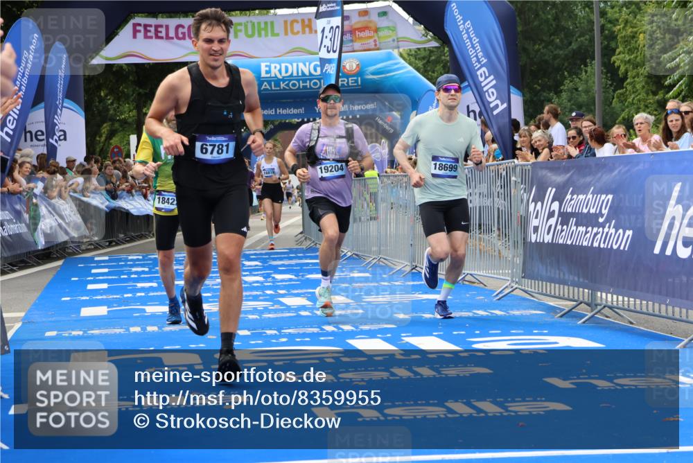 29.06.2025 - hella hamburg halbmarathon Strokosch-Dieckow http://msf.ph/oto/8359955 29.06.2025 10:29:35 Ziel 2021, 2180, 6781, 7186, 8784, 9137, 10790, 16818, 17197, 18422, 18699, 19204 meine-sportfotos.de