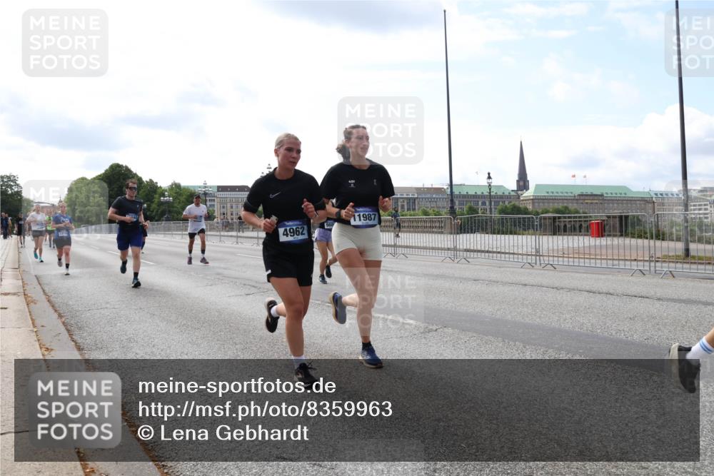 29.06.2025 - hella hamburg halbmarathon Lena Gebhardt http://msf.ph/oto/8359963 29.06.2025 10:14:06 Lombardsbrücke 11987, 4962, 1131, 1194, 1480, 1890, 2359, 2721, 2904, 2987, 3939, 4001, 4032, 4962, 5232, 5631, 5719, 6026, 6089, 6287, 6710, 7209, 7442, 7462, 7840, 7913, 7991, 8001, 8057, 8409, 8673, 8892, 9631, 9845, 9886, 10442, 10443, 10977, 11441, 11987, 12313, 12797, 12928, 12929, 12938, 13237, 13285, 13788, 14488, 15085, 15482, 15721, 15722, 15840, 16126, 16491, 17439, 17472, 17985, 18041, 18236, 18239 meine-sportfotos.de