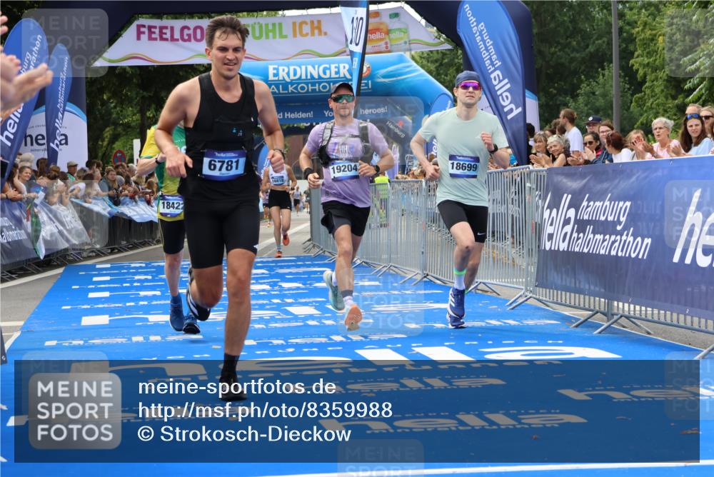 29.06.2025 - hella hamburg halbmarathon Strokosch-Dieckow http://msf.ph/oto/8359988 29.06.2025 10:29:35 Ziel 2021, 2180, 6781, 7186, 8784, 9137, 10790, 16818, 17197, 18422, 18699, 19204 meine-sportfotos.de