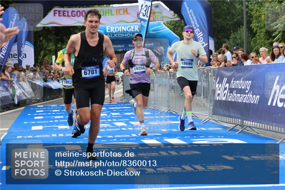 29.06.2025 - hella hamburg halbmarathon Strokosch-Dieckow http://msf.ph/oto/8360013 29.06.2025 10:29:35 Ziel 2021, 2180, 6781, 7186, 8784, 9137, 10790, 16818, 17197, 18422, 18699, 19204 meine-sportfotos.de