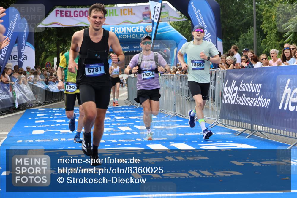 29.06.2025 - hella hamburg halbmarathon Strokosch-Dieckow http://msf.ph/oto/8360025 29.06.2025 10:29:35 Ziel 2021, 2180, 6781, 7186, 8784, 9137, 10790, 16818, 17197, 18422, 18699, 19204 meine-sportfotos.de