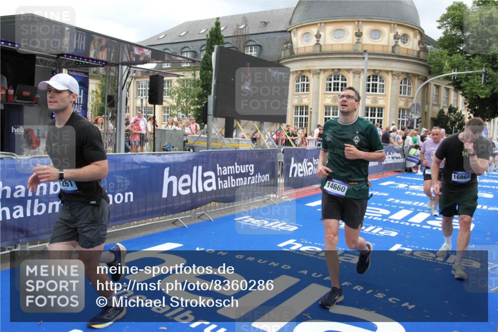 29.06.2025 - hella hamburg halbmarathon Michael Strokosch http://msf.ph/oto/8360286 29.06.2025 10:54:57 Ziel 1327, 1506, 6994, 8514, 10266, 13988, 14638, 14660, 14845, 15156, 16047, 16623, 16868, 17261, 18325 meine-sportfotos.de